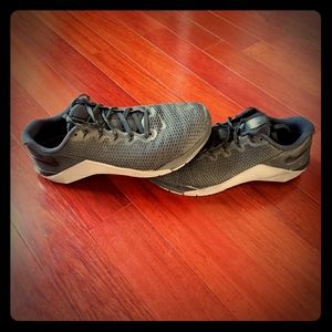 Nike metcon 5 sz 9 black and smoke